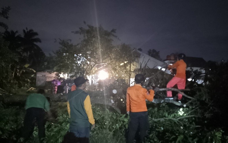 Angin Puting Beliung Rusak 77 Rumah di Gunung Sindur Bogor