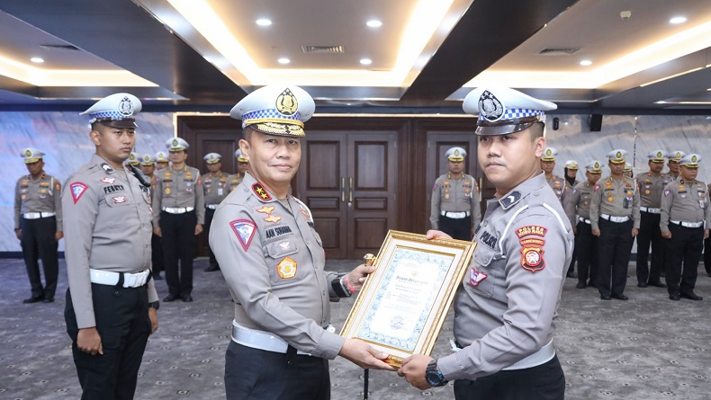 Aksi Heroik Bripda Novandro Ganjal Bus Gagal Nanjak Pakai Motor Pribadi Diganjar Penghargaan Kakorlantas