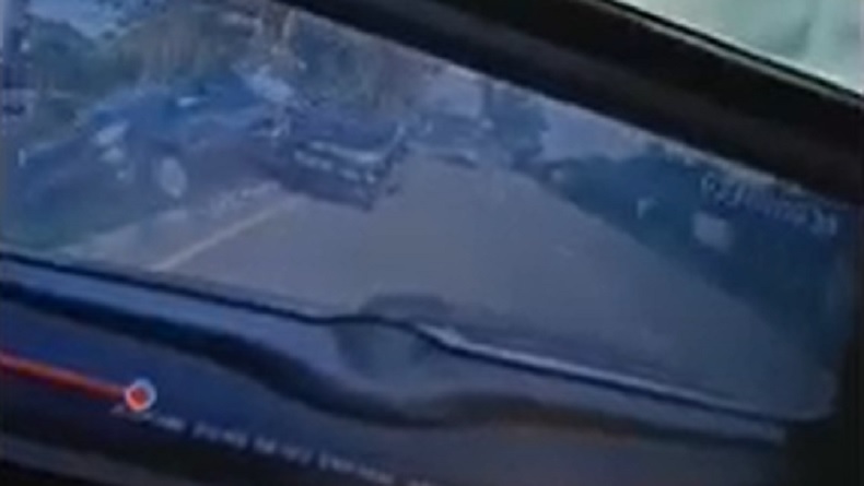 2 Mobil Kecelakaan Terekam CCTV di Kubu Raya, Pengemudi Perempuan Tewas