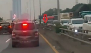 Viral Bola Golf Terbang Masuk Jalan Tol Layang Rawamangun, Pengendara Waswas