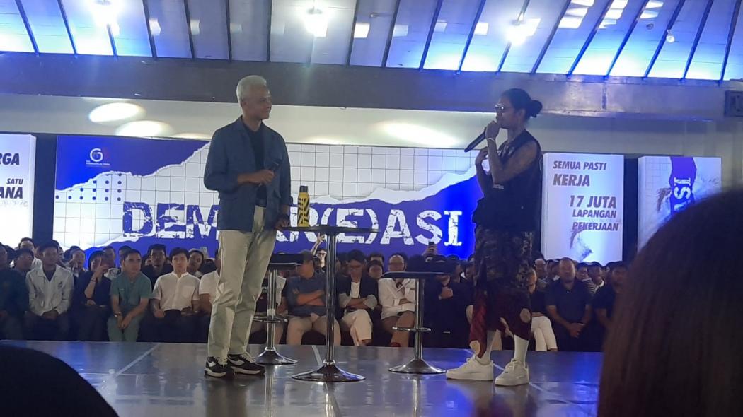 Hadir di DEMOKR(E)ASI, Ganjar Pranowo Kena Roasting Fico Fachriza soal Outfit Jaket Boomber