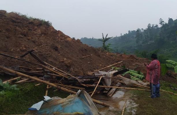 Tebing 40 Meter Longsor Timbun 3 Petani di Bandung Barat, 1 Tewas 1 Luka