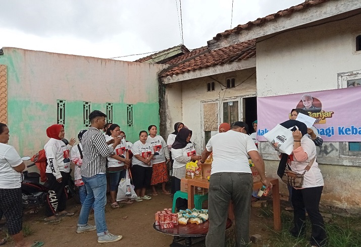 Relawan Mak Ganjar Gelar Bazar Sembako Murah di Jambi untuk Ringankan Beban Masyarakat