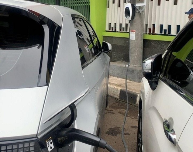 PLN Sulap Tiang Listrik Jadi SPKLU, Ekosistem EV Makin Menarik