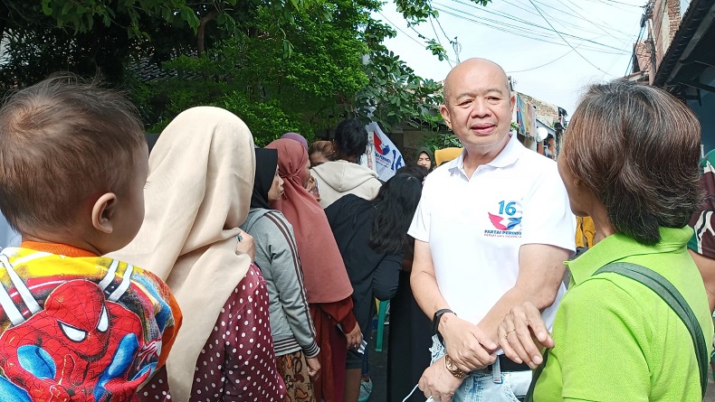 Terima Sembako Murah dari Caleg Perindo Djoni Toat, Warga Bandung: Dari Dulu Sudah Peduli Sosial 