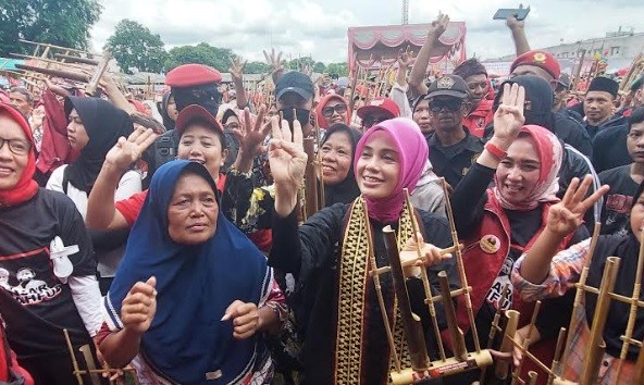Siti Atikoh Main Angklung Sambil Joget Rungkad Bersama Ribuan Warga Lampung