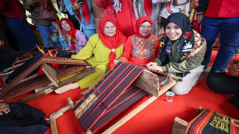 Siti Atikoh Singgah ke Bumi Andan Jejama, Belajar Menenun hingga Borong Hasil Kerajinan