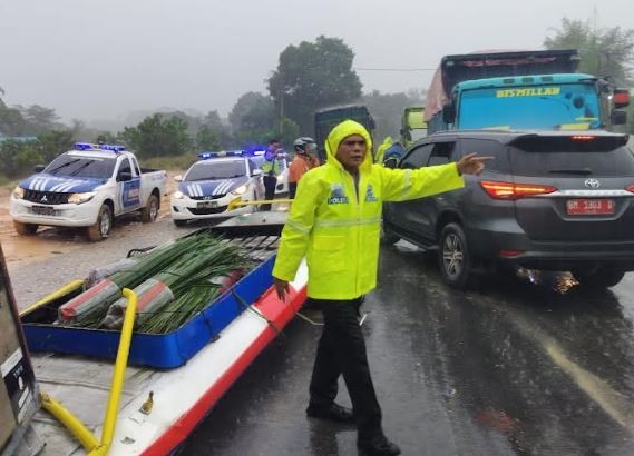 Kronologi Kecelakaan Truk Tabrak Bus di Pekanbaru hingga Terbalik