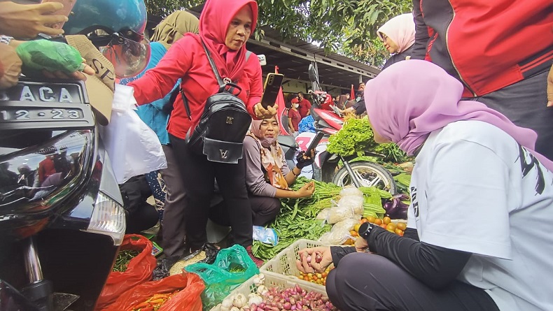 Siti Atikoh Borong Jualan Pedagang Pasar Tradisional di Bandarlampung untuk Dibagi ke Warga