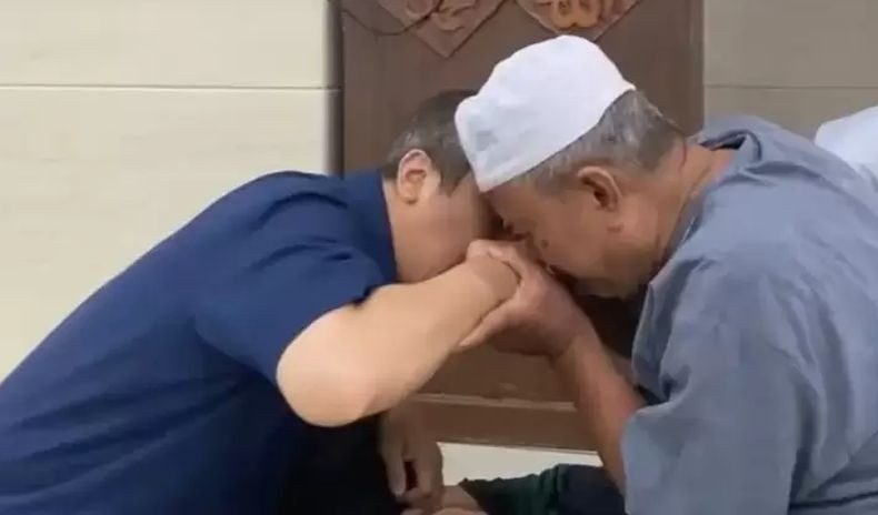 Ustaz Yusuf Mansur Salat Bareng Tokoh Masyarakat di Pasar Rebo