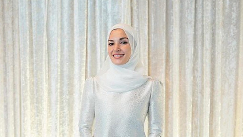 Tampil Serba Putih, Calon Istri Pangeran Mateen Kenakan Baju Kurung Karya Desainer Terkenal Malaysia