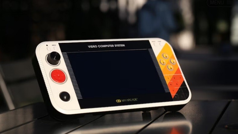  Konsol Genggam Game Ini Bawa Desain Klasik, Skema Warna Terinspirasi Masa 70-an