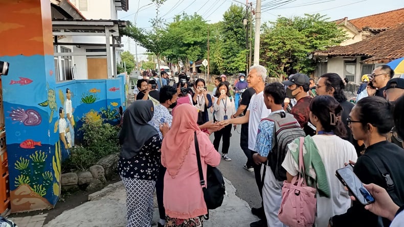 Ganjar Lari Pagi 7 Km di Tegal, Minum Teh Hangat di Rumah Warga