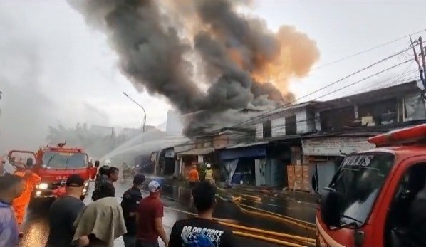 Kebakaran di Menteng Atas Jaksel, 22 Mobil Pemadam Dikerahkan