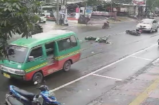 Kecelakaan di Bandung, Pemotor Tewas usai Terjatuh lalu Terlindas Angkot