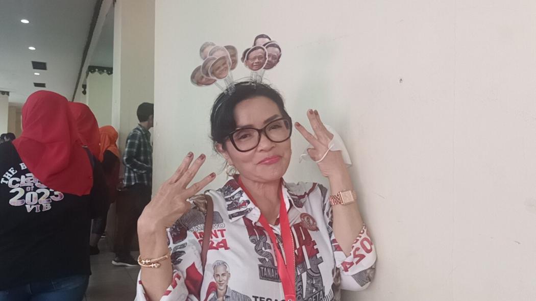 Emak-Emak Pakai Atribut Nyentrik Sosialisasi Program Ganjar-Mahfud di Ciracas