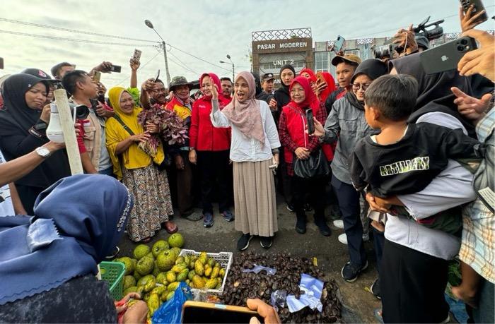 Siti Atikoh Blusukan ke Pasar Tulang Bawang Lampung: Belanja-Serap Aspirasi Pedagang   