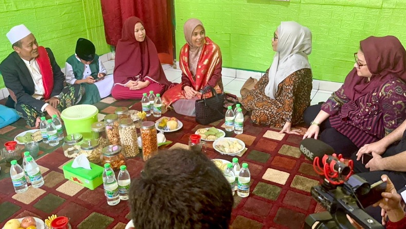 Atikoh Kenalkan Program Unggulan Santripreneur Ganjar-Mahfud di Ponpes Palembang