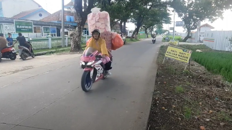 Viral Emak-Emak di Demak Jualan Kerupuk Goreng Pasir Gunakan Moge Pink
