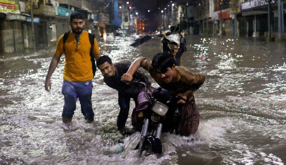 Motor dan Mobil Terendam Banjir, Ini Pertolongan Pertama Harus Dilakukan agar Tidak Rusak