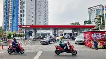 Viral Pengendara Mobil Diduga PNS Beli Bensin Rp10.000 sambil Tertawa