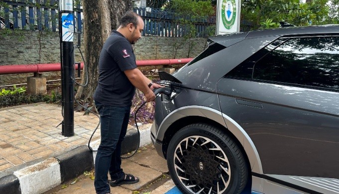 Tambah Fasilitas Charging, PLN Jadikan Tiang Listrik Tempat Cas Kendaraan Listrik