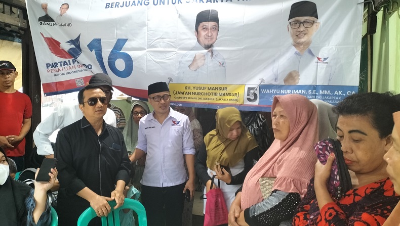 Momen Caleg Perindo Wahyu Nur Iman Ngobrol dengan Warga Cilangkap Bahas Harga Sembako