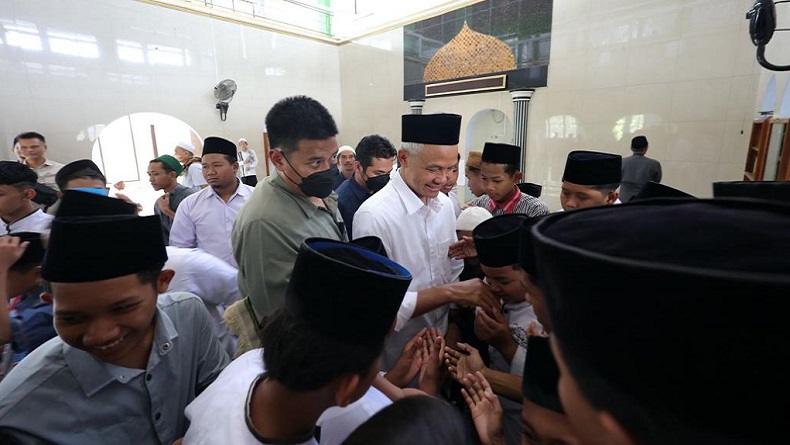 Momen Ganjar Salat Jumat di Masjid Kampung, Bikin Geger Warga dan Santri Nganjuk