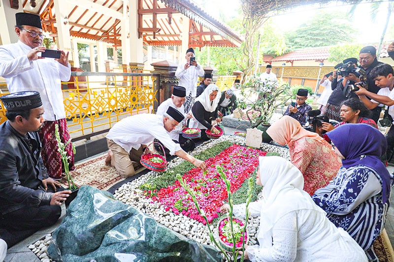 Ganjar Ziarah ke Makam Gus Dur: Beliau Beri Semangat Jaga Pluralisme