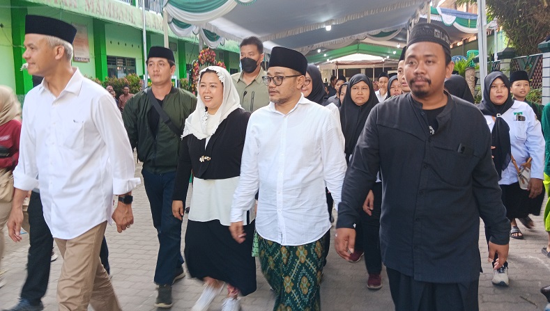 Ganjar Pranowo Ziarah ke Makam Kakek Cak Imin KH Bisri Syansuri