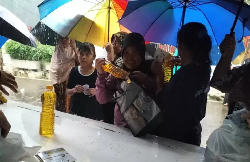 Hujan Deras, Warga Tetap Serbu Bazar Minyak Goreng Murah Perindo di Cilangkap