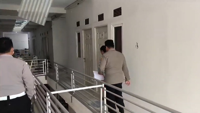 Polisi Olah TKP Mahasiswi Unesa Tewas Diduga Terjatuh dari Lantai 3 Tempat Kos