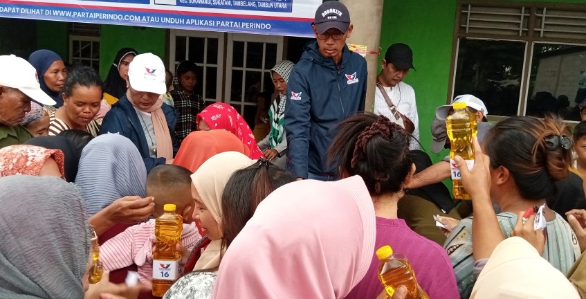 3 Caleg Partai Perindo Gelar Bazar Minyak Goreng Murah di Bekasi, Warga Antusias Antre