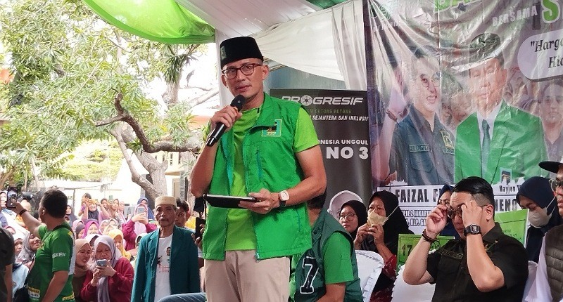 Sandiaga Uno Kunjungi Rorotan Jakarta Utara, Rela Berikan Sepatu Pribadi untuk Warga
