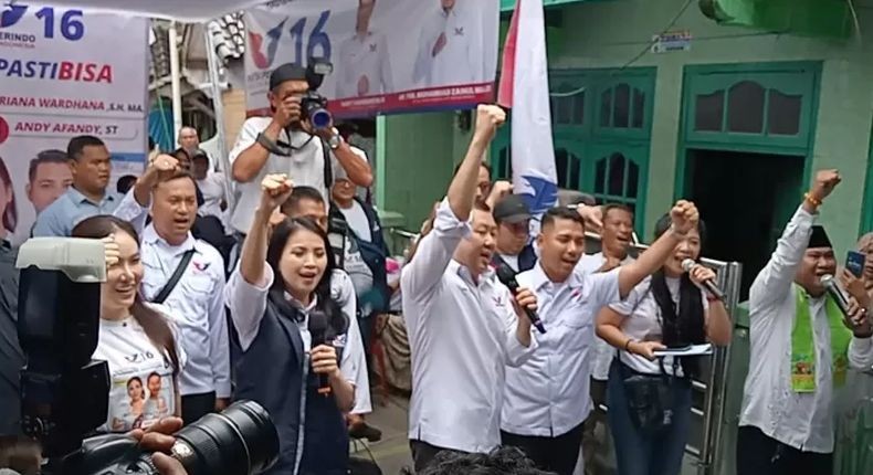 Seru, HT dan Liliana Tanoesoedibjo Nyanyi Mars Perindo Bareng Warga di Koja