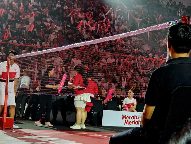 Puan Maharani Tegang Nonton Putrinya Tanding Badminton di Istora Senayan