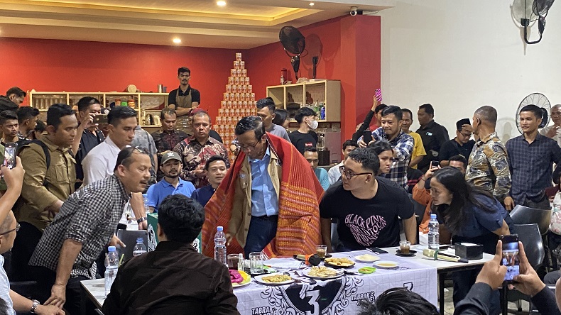 Momen Mahfud MD Diberi Kain Ulos oleh Anak Muda Medan: Ini Tanda Kekeluargaan