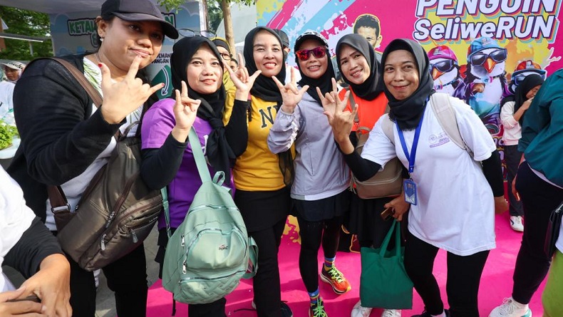 Momen Atikoh Perkenalkan Isyarat Tiga Jari Bermakna I Love You