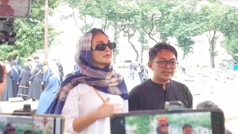 Diiringi Isak Tangis, Ibunda Maxime Bouttier Dimakamkan di TPU Jeruk Purut