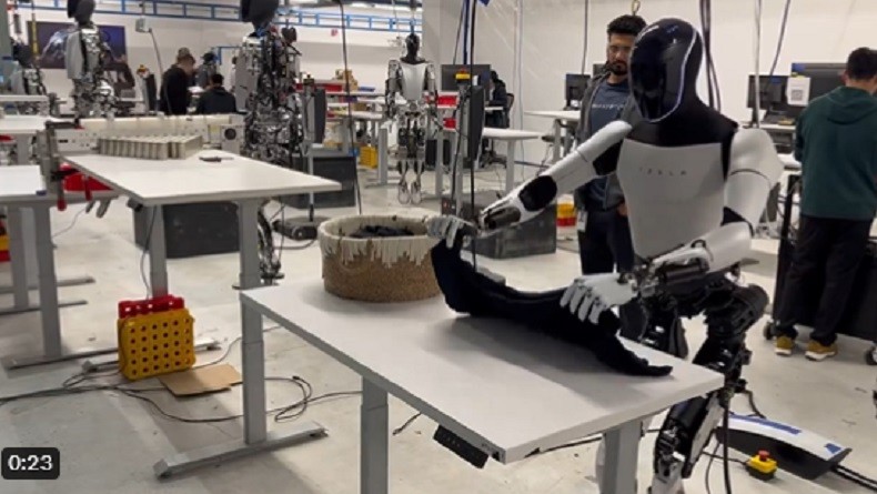 Makin Mirip Manusia, Robot Elon Musk Kini Bisa Melipat Baju