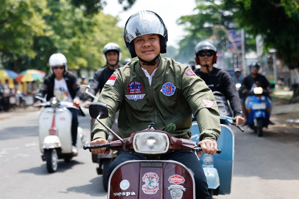 Seru-Seruan Bareng Komunitas Vespa, Ganjar Blusukan Cek Harga Sembako di Pasar Pekalongan