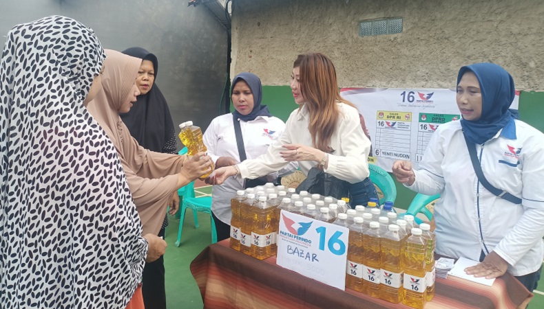 Caleg Perindo Yenti Nuddin dan Cipto Kari Gelar Bazar Murah Minyak Goreng 150 Liter di Tapos Depok