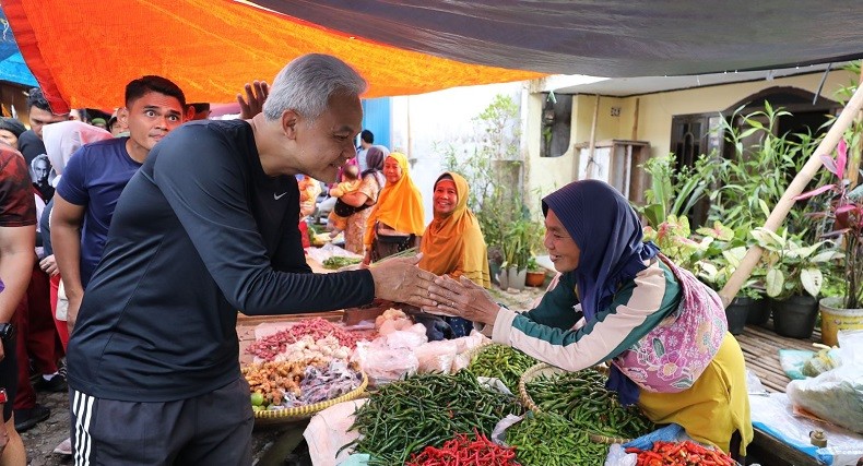 Ganjar Pranowo Jalan Kaki 5 Km untuk Bertemu Pedagang Sayur Banjarnegara
