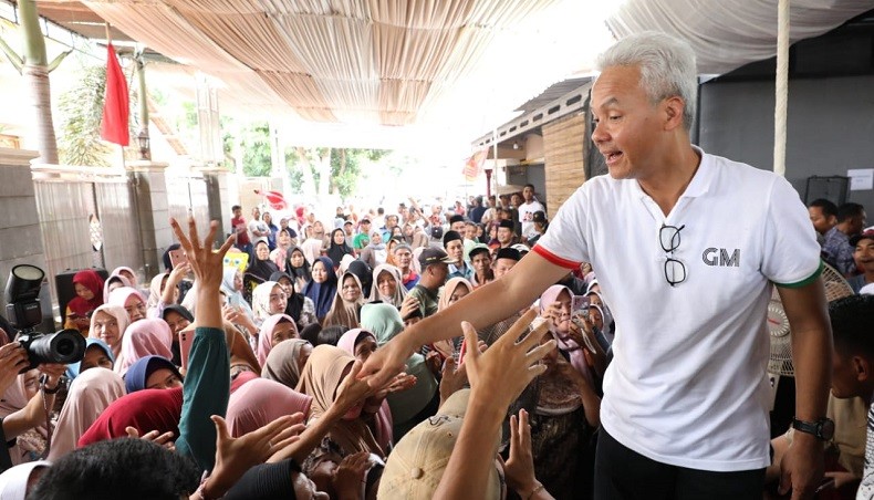 Ngopi Santai Bareng sopir Truk di Batang, Ganjar Bahas Pungli hingga Keselamatan