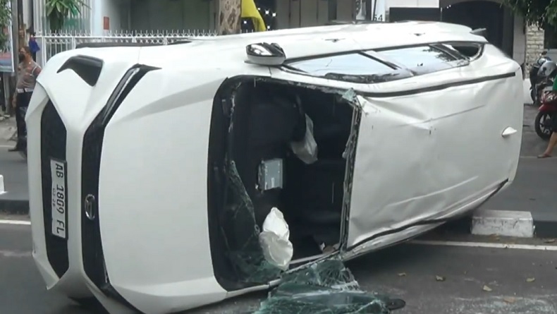 Kecelakaan di Wirobrajan Terekam CCTV, Daihatsu Xenia Hantam Suzuki Ertiga hingga Terguling