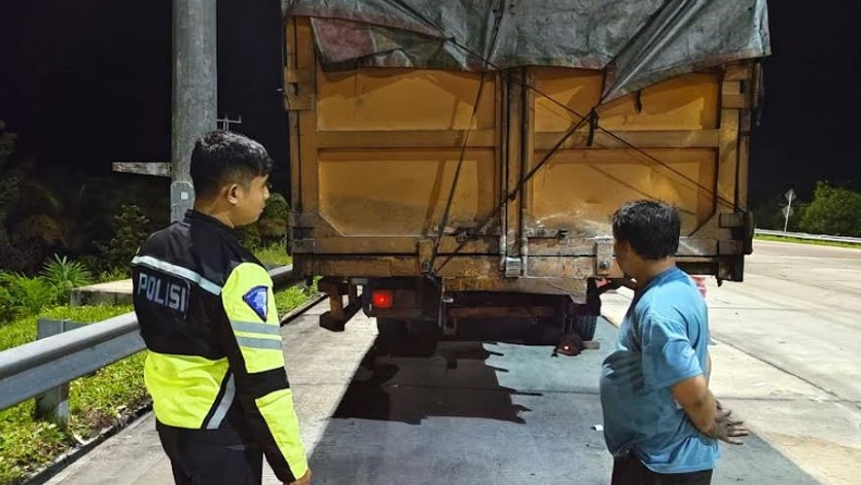 Kecelakaan Maut di Tol Pekanbaru, Xpander Tabrak Truk Tronton 2 Orang Tewas