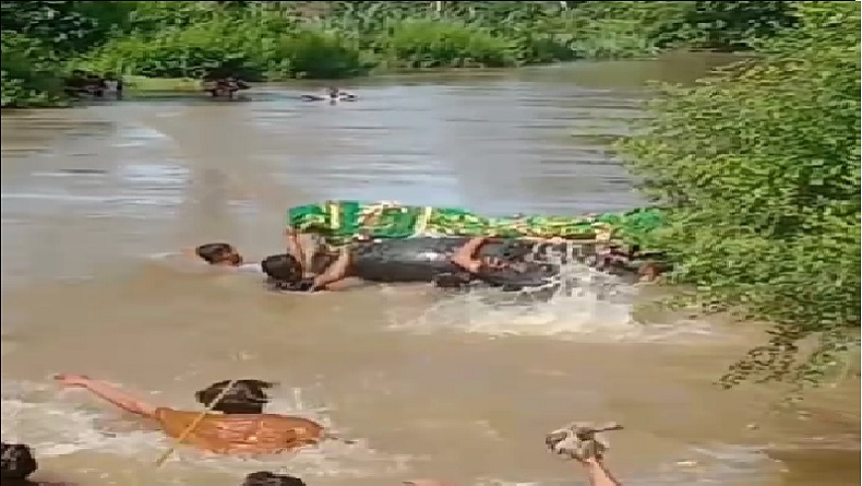 Miris, Tak Ada Jembatan Warga Pemerihan Lampung Seberangkan Jenazah Pakai Ban lewat Sungai