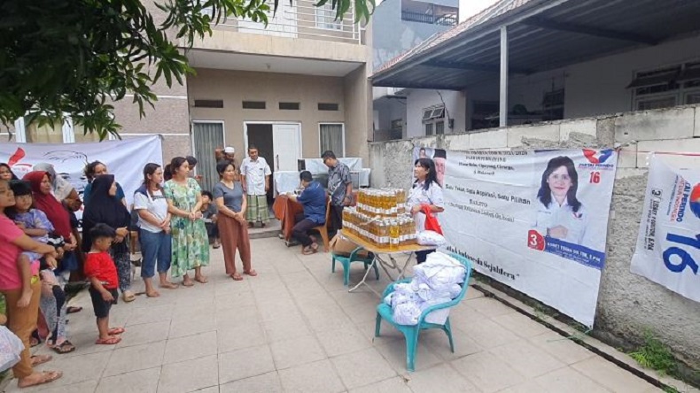 Caleg Perindo Lisbet Gultom Gelar Bazar Minyak Goreng Murah di Cipayung
