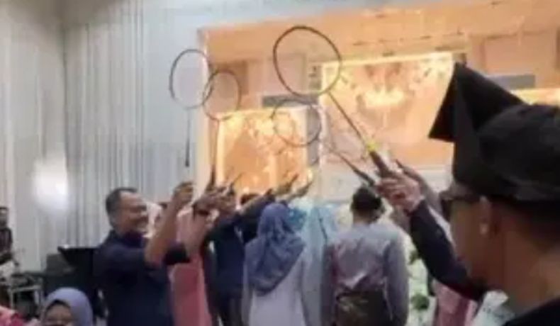 Viral, Pesta Pernikahan Ini Gelar Prosesi Raket Pora bukan Pedang Pora