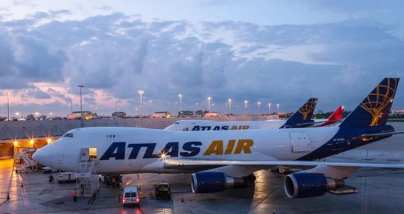 Pesawat Boeing 747-8 Atlas Air Mendarat Darurat, Api Keluar dari Sayap